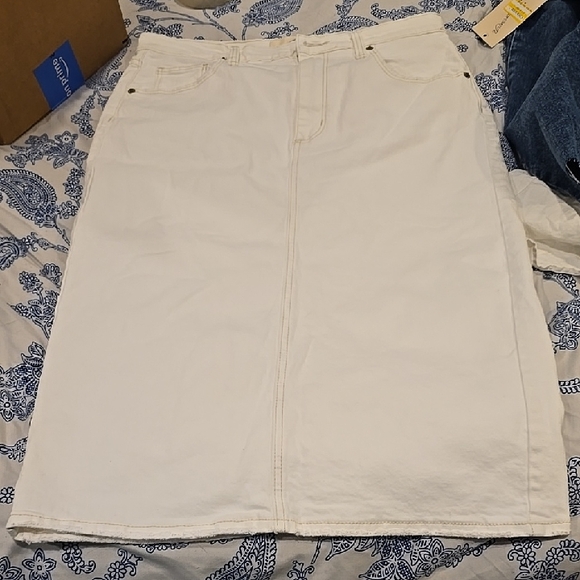 Universal Thread Dresses & Skirts - ❤️10/$40 New Universal Thread White Pencil Skirt Denim